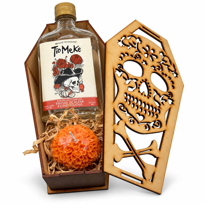 Ataúd de madera abierto con la botella de 250 ml de Tío Meke Frutas de Altar y Cempasúchil y una vela de cempasúchil naranja