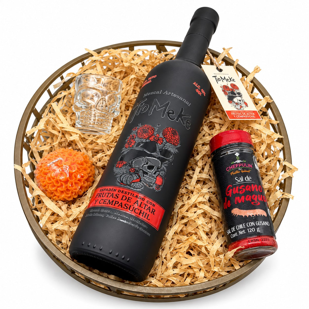 Arcón redondo con la botella negra de 750 ml de Tío Meke Frutas de Altar y Cempasúchil, sal de gusano de maguey de 120 g, caballito calavera y vela de cempasúchil