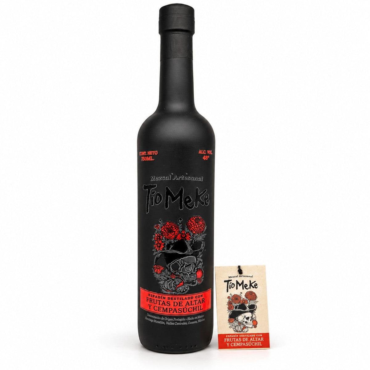 Botella de 750 ml junto a su etiqueta colgante