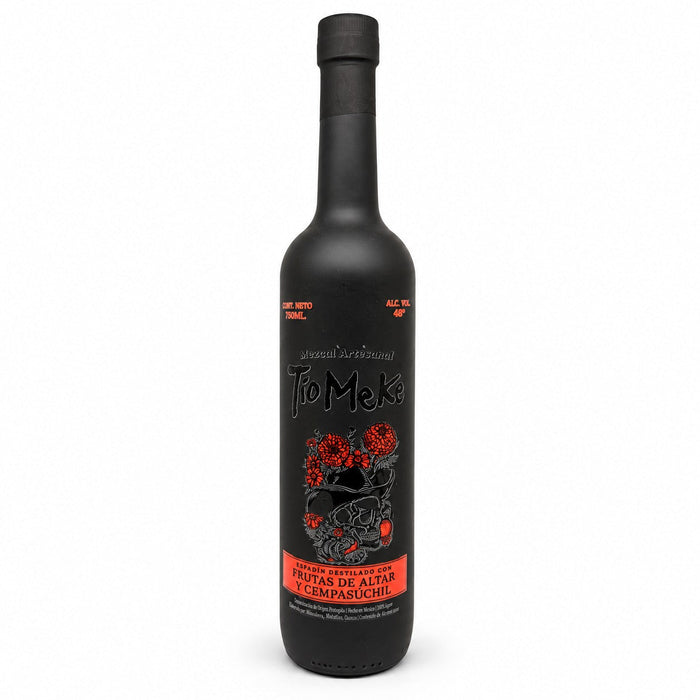 Botella negra de 750 ml de Mezcal Tío Meke Frutas de Altar y Cempasúchil, vista de frente